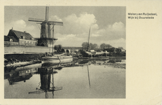 602976 Gezicht op een scheepswerf langs de Lek en de molen Rijn en Lek te Wijk bij Duurstede.